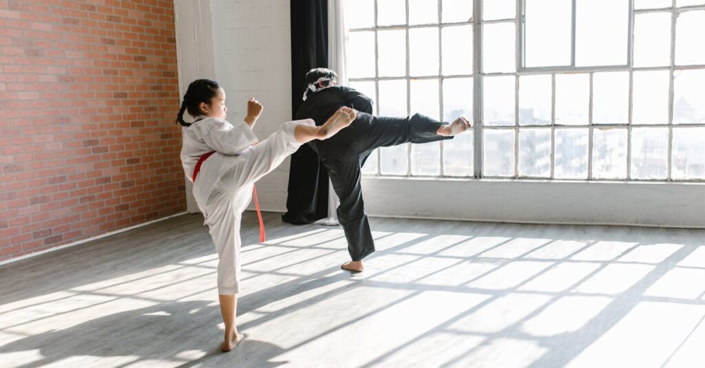 bienfaits du taekwondo sur le corps et l'esprit Two martial artists practicing high kicks in a brightly lit studio.